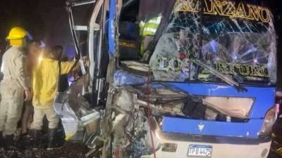 Bomberos rescatan a personas accidentadas en la carretera CA-5.