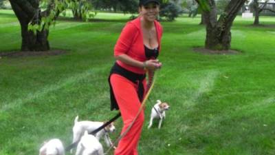 La actriz Mariah Carey pasea con sus mascotas.