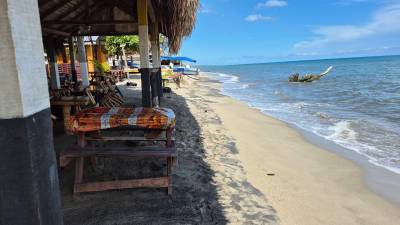 Frente a los restaurantes de Corozal había varios metros de playa; sin embargo, el mar se está acercando y amenaza con destruir las construcciones, como ya ha ocurrido en zonas cercanas.