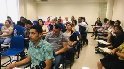 Asistentes. Un grupo de pequeños empresarios durante una de las jornadas de capacitación en la escuela tributaria del SAR en San Pedro Sula. Foto: Melvin Cubas