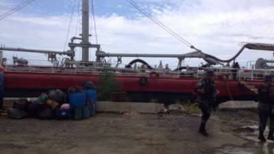 El barco Emporio fue decomisado. La Fiscalía inspeccionaba ayer la nave.