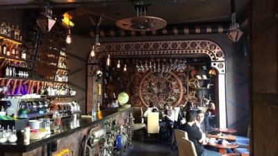 Un bar rumano viaja a un futuro alternativo inspirado en Julio Verne.