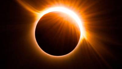 Las autoridades hacen un llamado a las personas para que usen las gafas adecuadas, ante el inminente riesgo de quedarse ciego si se ve de manera directa este eclipse que en Honduras se podrá apreciar a las 10:00 am.
