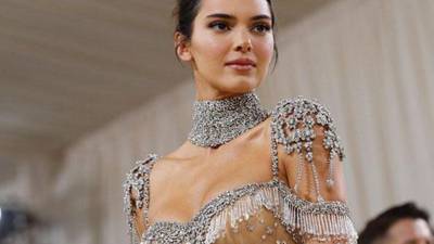 Kendall Jenner, en un vestido de joyas con transparencias en la MET Gala 2021.