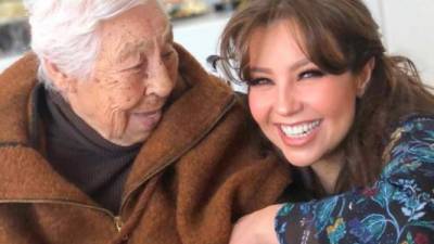 Eva Mange junto a su famosa nieta Thalía en una foto de archivo.