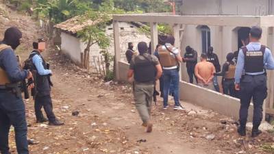 Momento en el que es sacado de la vivienda el supuesto extorsionador salvadoreño.