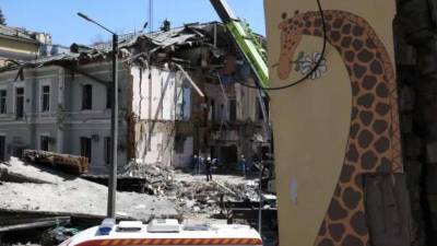 El personal de emergencia y rescate trabaja y limpia los escombros del edificio destruido del Hospital Infantil Ohmatdyt, un día después de un ataque con misiles en Kiev el 9 de julio de 2024.