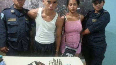 El lápiz pistola y las otros objetos decomisados en el centro penal.