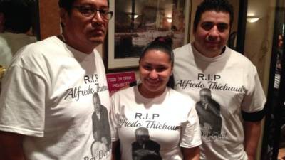 Familiares, empleados y amigos llevarban camisas con una fotografía de Alfredo Thiebaud.