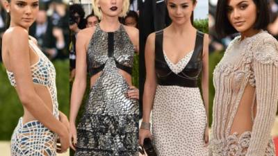 Kendall Jenner en Atelier Versace. Taylor Swift y Selena en Louis Vuitton. Mientras que Kylie Jenner en un Balmain.