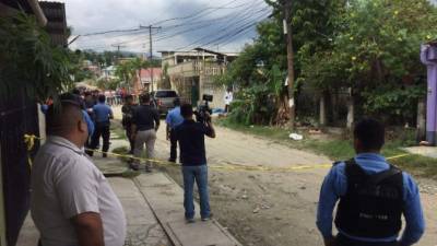 Los agentes policiales llegaron hasta el lugar para custodiar la escena del crimen.