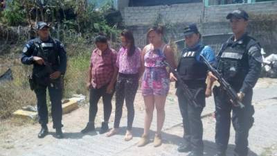 Las tres mujeres al ser presentadas por la Policía.