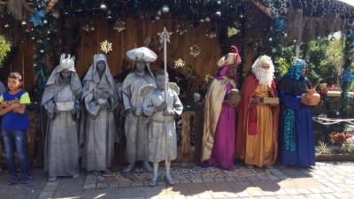 Los reyes magos llevaron sus ofrendas a la imagen del niño Jesús que está en un nacimiento gigante en el parque sampedrano.