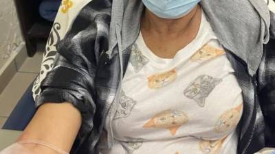 Una mujer hondureña durante su sesión de quimioterapia en una fotografía de archivo.