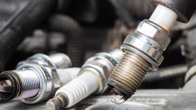 Las bujías son las responsables de generar chispa dentro del cilindro.