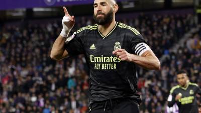 Karim Benzema celebrando su gol de penal contra el Valladolid.