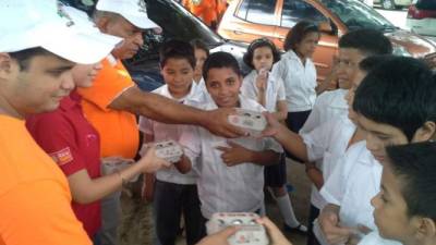 Los avicultores iniciaron la caravana regalando huevos en la escuela Soledad Fernández de San Pedro Sula.