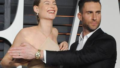 La modelo Behati Prinsloo y el cantante Adam Levine.