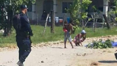 Los cuerpos de los sospechosos quedaron en una calle de la comunidad garífuna de Corozal en el Caribe hondureño.