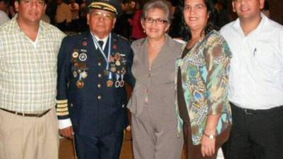 Sus 83 años no le hicieron dudar ni un segundo en sumarse para ayudar a las miles de familias atrapadas por las inundaciones tras el duro golpe de Eta en la zona norte de Honduras. Roberto Rodríguez, excomandante del Cuerpo de Bomberos y jubilado hace dos años, narró a Diario LA PRENSA el impacto que se llevó al llegar a La Planeta y ver la magnitud de la emergencia.