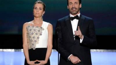Kristen Wiig y Jon Hamm entregaron el premio a la mejor actriz de una comedia.