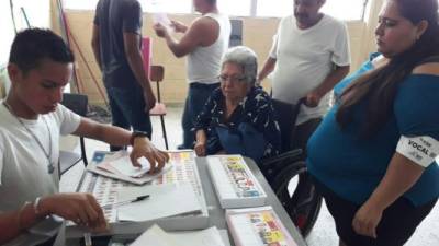 Doña Amparo Santos (79) al momento de acudir a la urna.