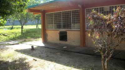 El agujero por donde se fugaron los menores lleva más de dos semanas sin ser reparado.