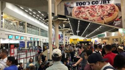 Ayer por la mañana, gran cantidad de personas tuvieron que esperar por muchas horas para salir del aeropuerto. Otras llegaron temprano para no perder su vuelo.