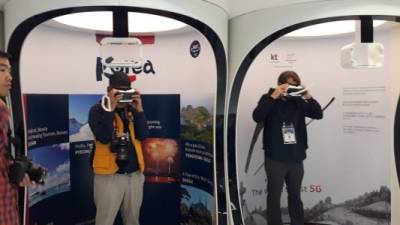Un periodista de Mongolia y uno de Austria usan visores de realidad virtual en Seúl, Corea del Sur. FOTOS: J.c. rivera