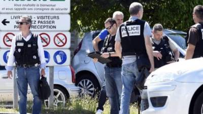 Varios individuos entraron a una fábrica, degüellan a un empleado y explotaron una bomba.