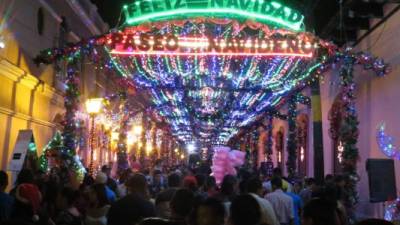 Con la inauguración del Paseo Navideño se dio inicio a la feria patronal de Comayagua. Las personas pueden disfrutar del paseo tanto de noche como de día.