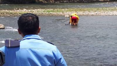 El individuo cuyo cuerpo fue encontrado flotando en las aguas dle río todavía no ha sido identificado.