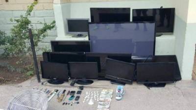 Los Smart TV decomisados pueden recibir Internet, lo que concuerda con el hallazgo de una antena artesanal que servía para recibir señal wifi.