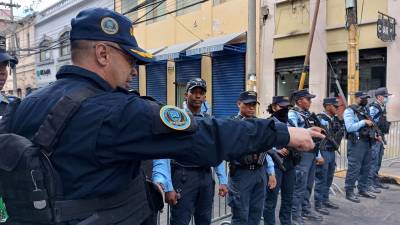 Despliegue policial en los alrededores del Congreso hondureño, donde hoy se prevé la elección de los magistrados de la Corte Suprema de Justicia.