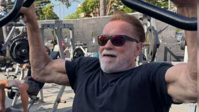 Arnold Schwarzenegger volvió a demostrar que la disciplina sigue siendo uno de los pilares de su vida. El actor, empresario y exgobernador de California celebró su cumpleaños número 79 realizando una de las actividades que lo ha acompañado durante más de seis décadas: entrenar con pesas en el gimnasio.