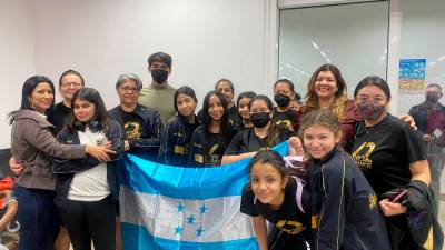 <b><span class=mln_uppercase_mln>Parte de los bailarines antes de subir a su vuelo ayer.</span></b>