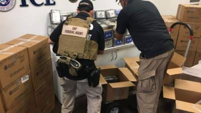 Agentes de la Oficina de Aduanas y Protección Fronteriza (CBP, en inglés) de los Estados Unidos decomisaron el pasado viernes 117 libras (53 kilos) de cocaína escondidas dentro de cuatro cajas de flores que llegaron al Aeropuerto Internacional Rafael Hernández, en Aguadilla (noroeste). EFE.