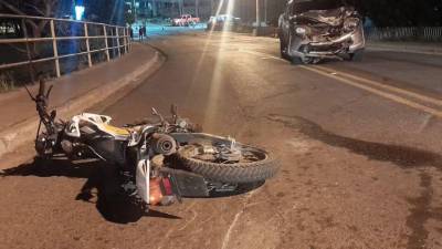 Escena del accidente entre una motocicleta y un pickup en el bulevar Económica Europea de Tegucigalpa (Honduras).