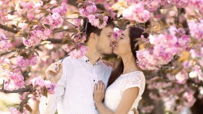 “Besar apasionadamente aumenta tus latidos de forma saludable y ayuda a disminuir la presión sanguínea”, dice la escritora Demirjian.