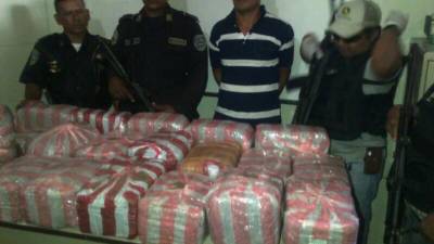 Víctor Almendárez fue detenido en posesión de la marihuana .