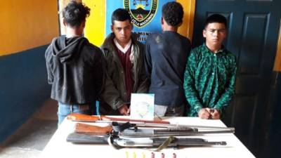 Al momento de su detención se les decomisó dos armas de fuego tipo escopeta, 15 proyectiles sin percutir y un arma de fuego tipo escopeta de fabricación artesanal conocida como chimba.