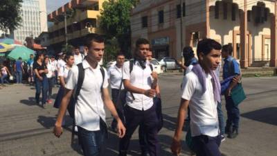 Tres jóvenes sobresalen entre un grupo de estudiantes de educación media quienes se oponen al proyecto de alfabetización en Honduras.