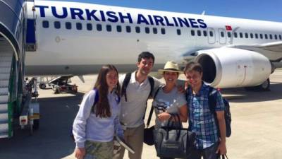 María Celeste compartió foto con sus hijos desde el aeropuerto de Estambul para avisar que estaban bien.