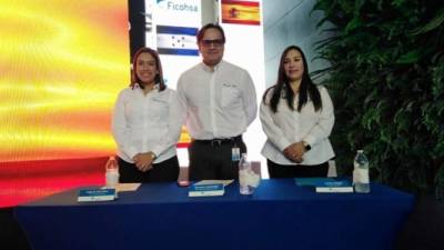 Los ejecutivos Fabiola Martínez, vicepresidente de Consumo; Germán Castañeda, vicepresidente de Imagen Corporativa; y Larissa Vargas, gerente de Remesas, presentaron la nueva cuenta.