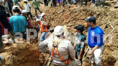 Los cuerpos de socorro trabajaron durante horas por rescatar a las víctimas.