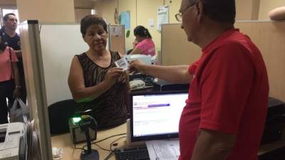 Momento en que un empleado del Registro hace entrega de la contraseña de identidad a doña Pedrina.