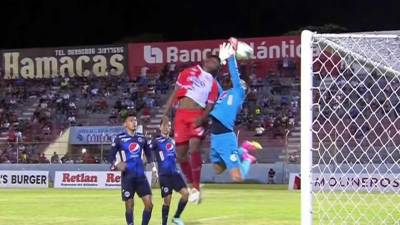 Enrique Facussé no pudo atrapar el balón y se le fue de las manos al fondo de la portería en el partido contra el Vida.