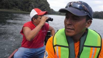 Bomberos y personal de la Enee continuaron hoy la búsqueda del Pedro Lapp, misionero norteamericano que se lanzó al lago.