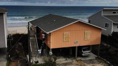 Más de un millón de residentes de la costa este de Estados Unidos han recibido órdenes de abandonar sus hogares como medida preventiva.