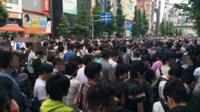 Cientos de personas se quedaron con las ganas de ingresar al evento.